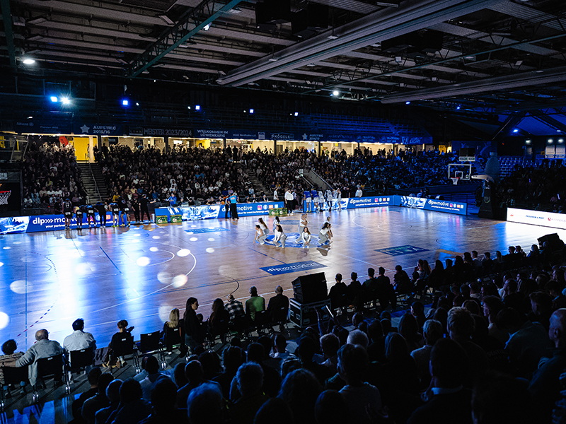 Jubelnde Zuschauer auf der Tribüne der Europahalle