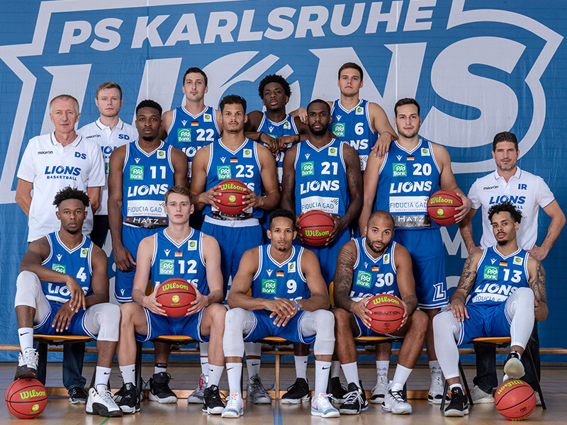 Fans mit Faltklatschen beim Heimspiel der PS Karlsruhe LIONS