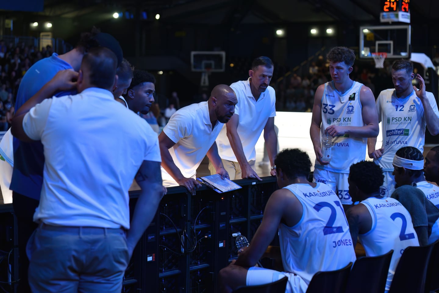 Auszeit an der Bank: Headcoach Demond Greene mit der Taktiktafel, um ihn Trainerteam und Spieler