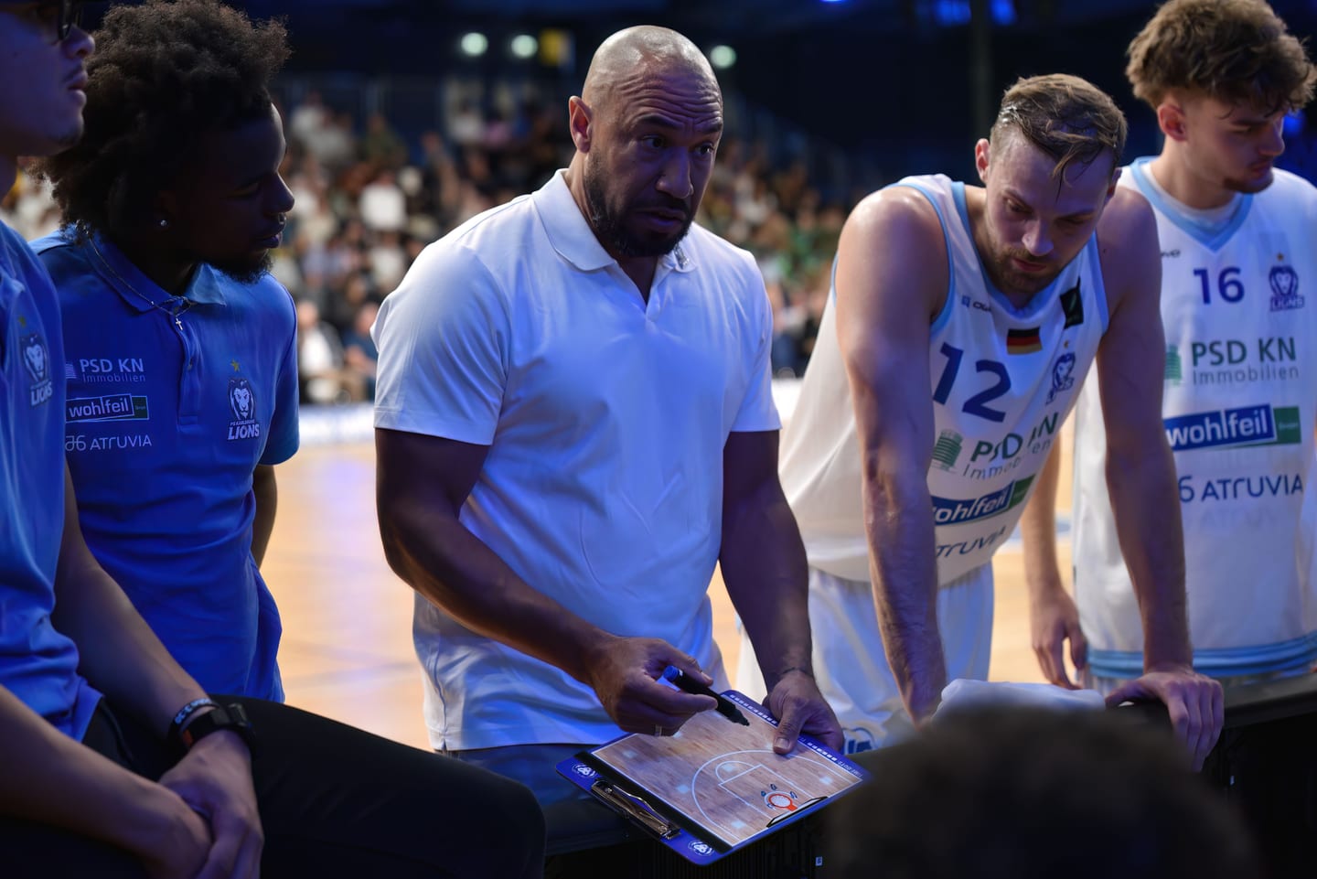 Headcoach Demond Greene erklärt in der Auszeit den nächsten Spielzug