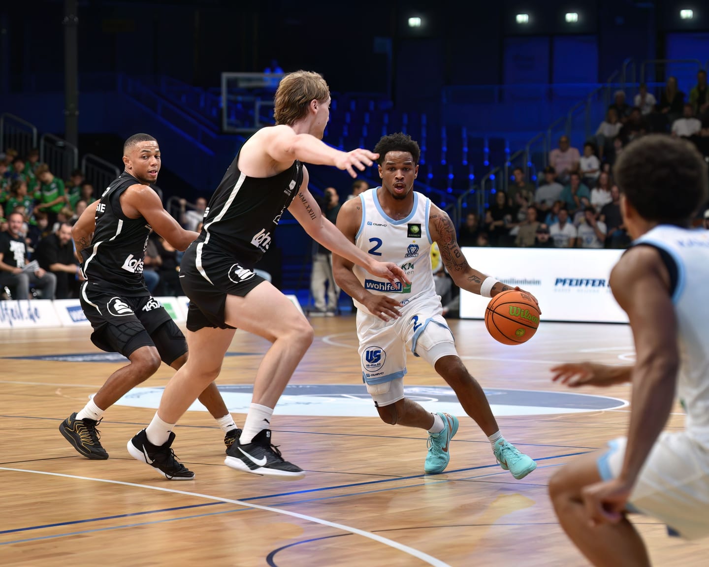 Zac Owens zieht im Heimspiel gegen die Nürnberg Falcons zum Korb
