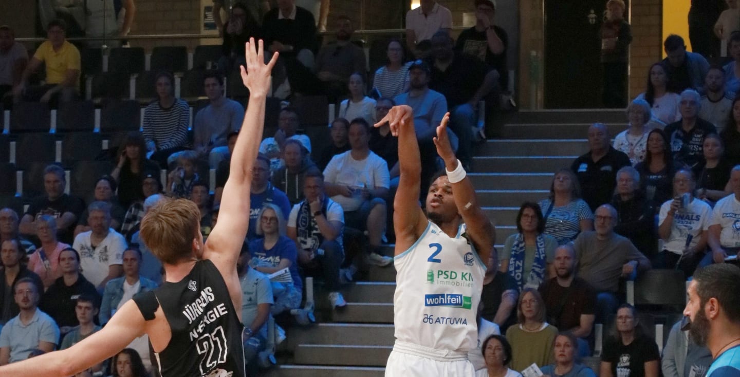 Zac Owens im Sprungwurf vor vollen Rängen