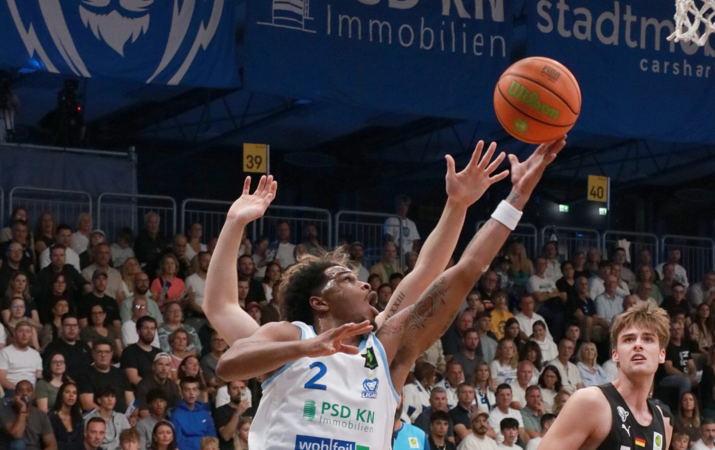 Kampf um den Rebound vor vollen Rängen in der Europahalle