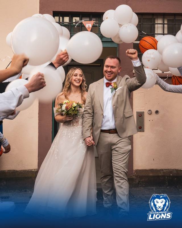VON DER SIDELINE VOR DEN ALTAR