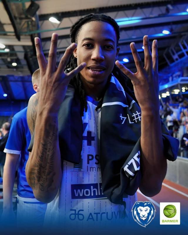 PLAYOFF-EINZUG IM LÖWENKÄFIG
