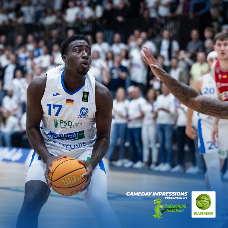 LIONS KOMMEN IN FAHRT