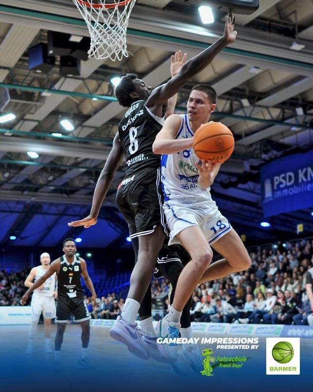 BASKETBALL-PARTY IM KÄFIG